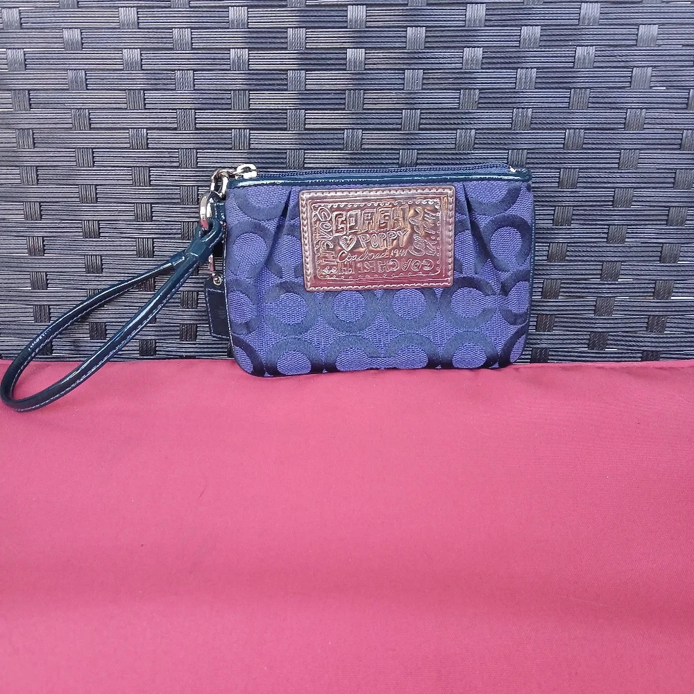Coach Poppy Glam Navy and Silver Wristlet. 🔥🔥🔥🔥